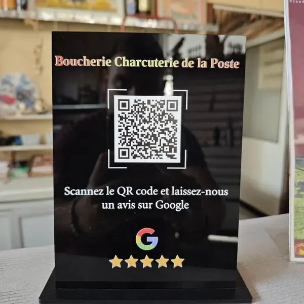 Chevalet SwissQR noir posé sur le comptoir de la Boucherie Charcuterie de la Poste